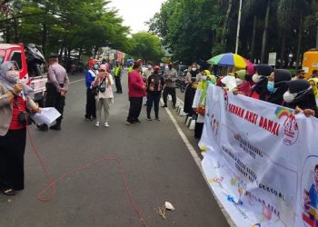 Gelar Aksi Damai, LPA Kota Kediri Bagikan Bunga Pada Polisi