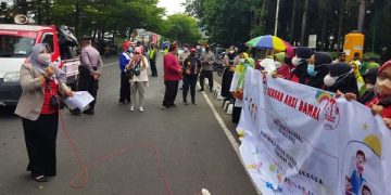 Aksi damai LPA Kota Kediri memperingati Hari Anak Nasional 2022. Foto: Bacaini/Darman
