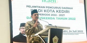 Wali Kota Kediri, Abdullah Abu Bakar saat hadir dalam pelantikan IKADI Kota Kediri. Foto: Ist