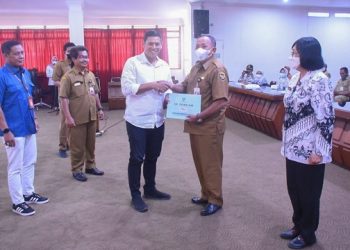 Serahkan SK Pensiun, Wali Kota Kediri Berikan Motivasi