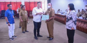 Wali Kota Kediri menyerahkan SK pensiun kepada salah satu PNS. Foto: Ist
