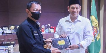 Wali Kota Kediri, Abdullah Abu Bakar bersama Kombespol Guntur Hindarsyah di Balai Kota Kediri. Foto: Ist