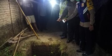 Polisi menunjukkan TKP tenggelamnya balita. Foto: Bacaini