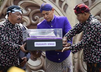 Wali Kota Kediri Pakai Baju Kediren Ikuti Upacara Manusuk Sima