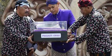Penyerahan Prasasti Kwak kepada Wali Kota Kediri. Foto: Ist