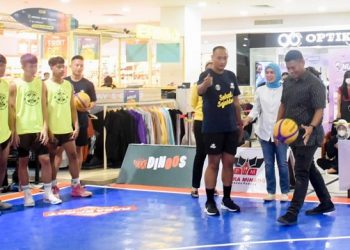 Nonton 3×3 Basketball Competition, Wali Kota Kediri Sukses Freethrow