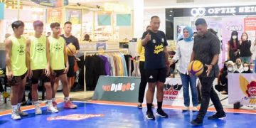 Wali Kota Kediri saat menyaksikan 3X3 Basketball Competition. Foto: Ist