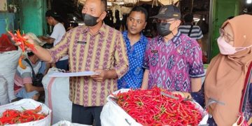 Inspeksi harga komoditi di pasar tradisional DKPP Kota Kediri. Foto: Ist