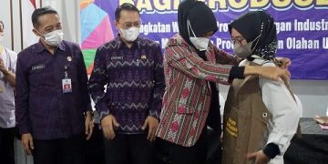 Bunda Fey saat melakukan pembukaan workshop produsen PIRT di Kota Kediri. Foto: Ist