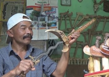 Satu Suro Jadi Ladang Rezeki Tukang Cuci Benda Pusaka