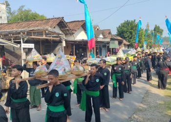 Peringatan 1 Muharram, Warga di Kediri Mengarak 70 Tumpeng