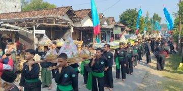 Kirab 70 tumpeng, Tradisi Bari'an 1 Muharram di Desa Sumbercangkring, Kabupaten Kediri. Foto: Bacaini/AK.Jatmiko