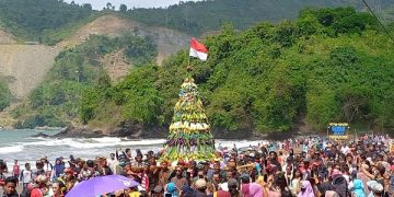 Arak-arakan tumpeng raksasa hasil bumi di Pantai Gemah Tulungagung. Foto: Bacaini/Setiawan