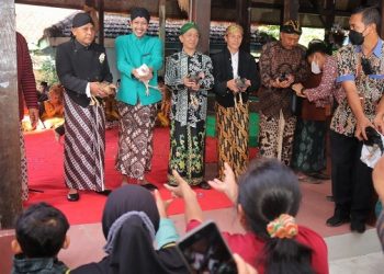 Tradisi Ngitung Batih, Warga di Trenggalek Berebut Ayam