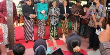 Prosesi lepas ayam betina dalam rangkaian upacara adat Ngitung Batih di Trenggalek. Foto: Bacaini/Aby