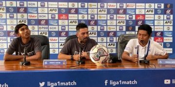 Javier Roca dan Yusuf Meilana dalam sesi pre match press converence. Foto: Bacaini/Darman