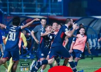 Selebrasi Sergio Silva usai cetak gol kemenangan Arema FC. Foto: Arema FC Official