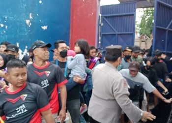 Panpel Tidak Siap, Penonton Berdesakan di Pintu Stadion Brawijaya