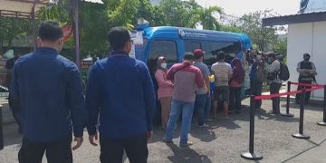Warga Kediri yang melakukan penukaran uang baru di Pasar Setono Betek. Foto: Bacaini/Rahadi
