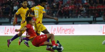 Renan Silva dan Joanderson berjibaku dengan pemain Bali United. Foto: Ist