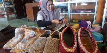 Beberapa sepatu rajut hasil buatan Triana. Foto: Bacaini/Aby