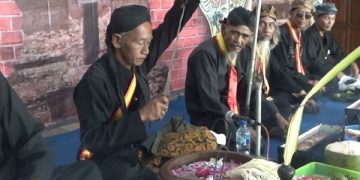 Prosesi jamasan pusaka oleh para Empu di Desa/Kecamatan Ngetos, Kabupaten Nganjuk. Foto: Bacaini/Asep Bahar