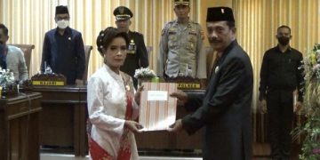 Erni Purnami dilantik menjadi pengganti Moch. Ibnu Khajar. Foto: Bacaini/Asep Bahar