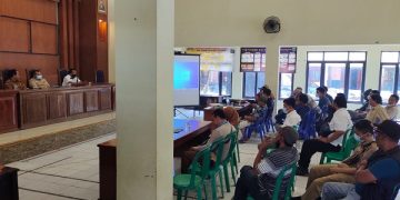 Suasana audiensi warga di Kantor Desa Tunglur. Foto: Bacaini/AK.Jatmiko