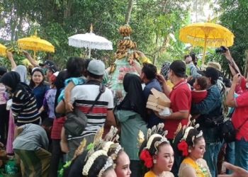 Warga Desa Doko Berebut ‘Berkah’ di Pesarean Prabu Anom
