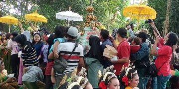 Warga Desa Doko berebut gunungan hasil bumi yang dipercaya dapat mendatangkan berkah. Foto: Bacaini/Novira