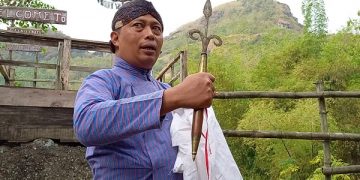 Agus Utomo menunjukkan pusaka tombak trisula yang telah dihibahkan. Foto: Bacaini/Setiawan