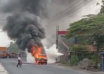 Sebuah Mobil Terbakar Usai Isi Bensin di SPBU Jombang