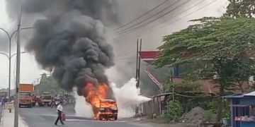 Kondisi mobil yang terbakar hebat di depan pintu SPBU di Jombang. Foto: Bacaini/Syailendra