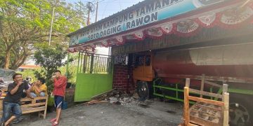 Truk tangki yang menabrak warung makan milik Rumi. Foto: Bacaini