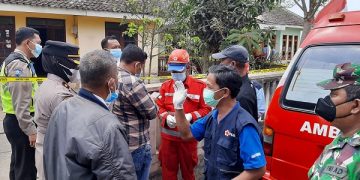 Petugas melakukan olah TKP ditemukannya mayat dan kerangka manusia. Foto: Bacaini/A.Ulul