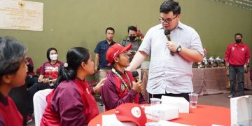 Mas Dhito saat ngobrol bersama Riski, atlet Porprov yang ingin jadi Satpol PP. Foto: Ist
