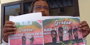 Pelapor Hery Widodo menunjukan foto yang diduga dimanipulasi (kiri) dan foto asli (kanan). Foto: Bacaini/Setiawan