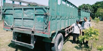 Truk gandeng yang terlibat kecelakaan diamankan polisi.