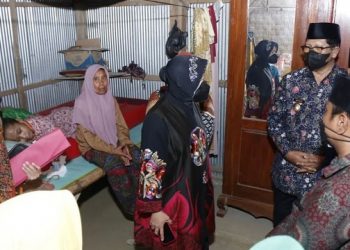 Kisah Nenek di Bangkalan Rawat 4 Anak & Cucu Disabilitas