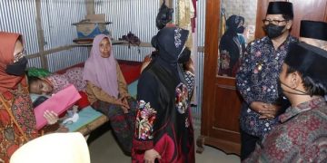Mensos Risma (kerudung hitam) saat melihat Musarrofah, cucu nenek Tipatma berbaring di tempat tidur. Foto: Ist