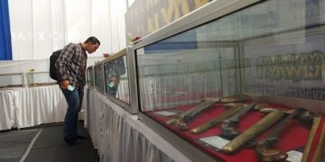 Salah satu pengunjung pameran keris di Kediri Town Square Kota Kediri. Foto: Bacaini/Darman