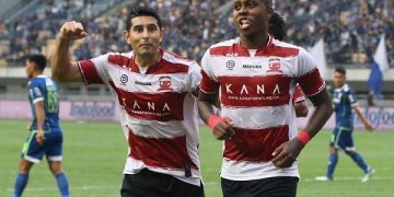 Selebrasi Esteban Vizcarra usai mencetak gol ke gawang Persik Kediri. Foto: Ist