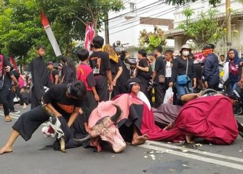 Penonton Karnaval Seribu Bantengan di Kota Batu Tumpah Ruah