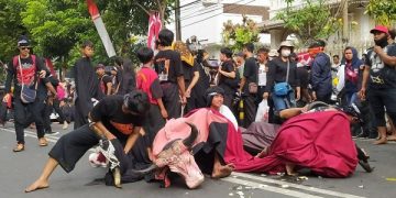 Atraksi bantengan di sepanjang Jalan Panglima Sudirman, Kota Batu. Foto: Bacaini/A.Ulul