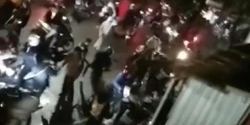 Rombongan pesilat tertangkap kamera melakukan pengeroyokan di Jalan S Supriadi, Sukun, Kota Malang.  Foto: tangkapan layar video