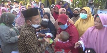 Penyambutan Mantan Bupati Jombang, Nyono Suherli Wihandoko oleh warga setempat. Foto: Bacaini/Syailendra