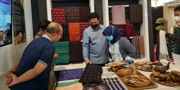 Momen Wali Kota Madiun memborong tenun ikat di stan Kota Kediri. Foto: Ist