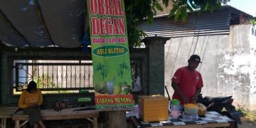 Riski bersama istrinya di warung es degan miliknya. Foto: Bacaini/Rahadi