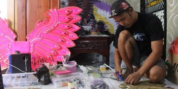 Nanang Suwito sedang menggarap orderan kostum karnaval baru. Foto: Bacaini/Setiawan