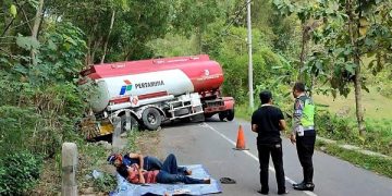 Truk tangki terperosok dan saat ini belum dievakuasi. Foto: Bacaini/Aby